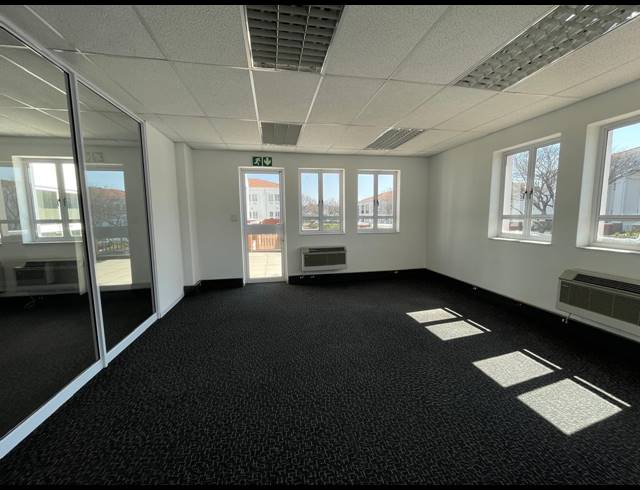 9,626M² OFFICE FOR SALE IN BRYANSTON